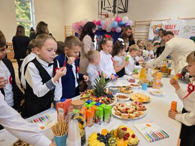 Jubileuszowy apel z okazji 80-lecia Szkoły Podstawowej w Karlinie