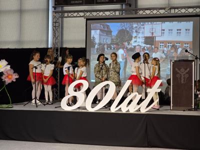 Jubileuszowy apel z okazji 80-lecia Szkoły Podstawowej w Karlinie