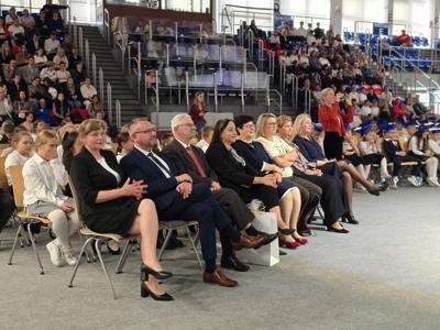 Jubileuszowy apel z okazji 80-lecia Szkoły Podstawowej w Karlinie