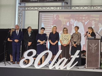 Jubileuszowy apel z okazji 80-lecia Szkoły Podstawowej w Karlinie