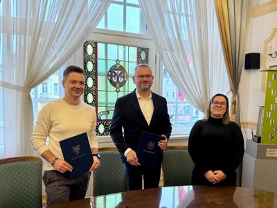 podpisanie umowy z wykonawcą na drogę do Lubiechowa