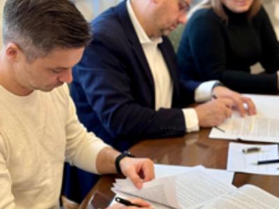 podpisanie umowy z wykonawcą na drogę do Lubiechowa