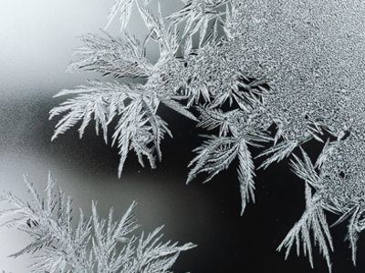 Silny mróz i śnieg – ważne informacje oraz numery alarmowe