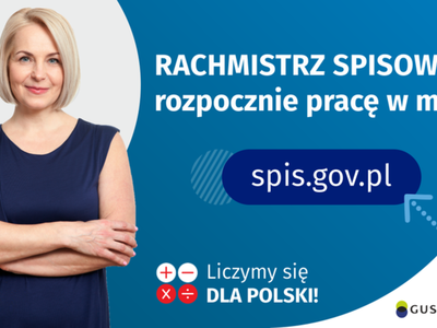 Po lewej stronie grafiki widać kobietę w średnim wieku. Po prawej stronie grafiki jest napis: Rachmistrz spisowy rozpocznie pracę w maju! Poniżej jest napis spis.gov.pl. Na dole grafiki są cztery małe koła ze znakami dodawania, odejmowania, mnożenia i dzielenia, obok nich napis: Liczymy się dla Polski! W prawym dolnym rogu jest logotyp spisu: dwa nachodzące na siebie pionowo koła, GUS, pionowa kreska, NSP 2021.
