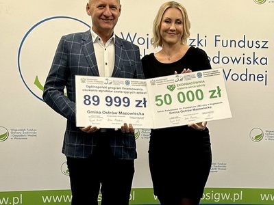 Wójt Waldemar Brzostek z Wiceprezes WFOŚiGW Kamilą Mokrzycką